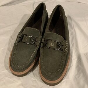 Donald J. Pliner Women's 6 Clio Loafer With Lug‎ Sole seude leather.